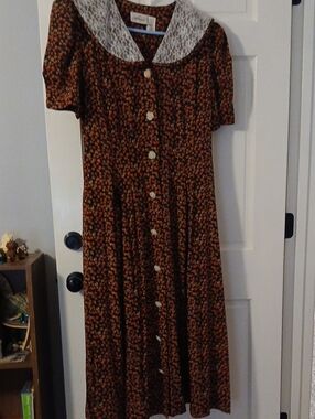 Vintage-style Black Floral Button-Front Dress with Lace Collar And Rose Buttons